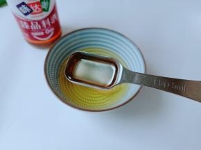 鸡蛋一个打入到碗里，加一勺料酒不仅去腥，炒好的鸡蛋更加地蓬松。