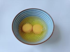 加一丢丢的盐在鸡蛋里面。