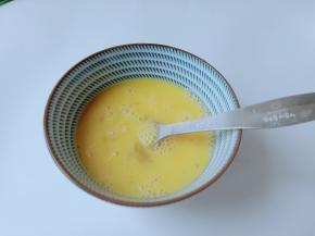 用勺子打鸡蛋也是不错的选择，快速将鸡蛋搅拌均匀。