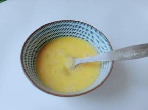 用勺子打鸡蛋也是不错的选择，快速将鸡蛋搅拌均匀。