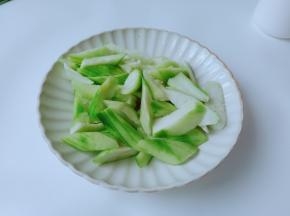 丝瓜用削皮刀将丝瓜的外衣削去，切成片或者切成滚刀块备用。