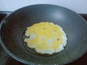 热锅凉油倒入鸡蛋液在锅里。