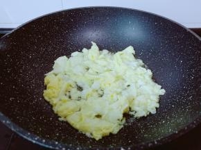 等鸡蛋液成型后用铲子轻轻翻炒成小块状态，盛到盘子里备用。