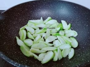 锅里重新加入少许的食用油，加入丝瓜开大火翻炒。