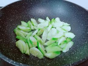 翻炒到丝瓜微微变软。