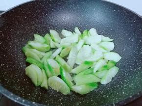 翻炒到丝瓜微微变软。