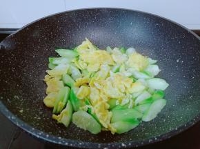 加入炒好的鸡蛋小块。