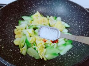 加一点盐来调味。