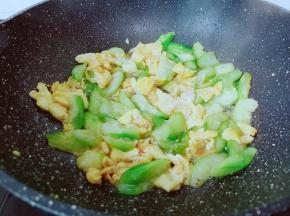 铲子将所有调味料翻炒均匀即可关火装盘。