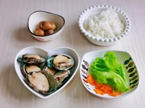 准备食材，米饭提前做好，卤鹌鹑蛋也是提前做好，白煮蛋也可以，根据个人喜欢来搭配也可以，胡萝卜切片，用模具压五角星。