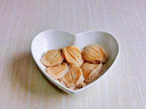 小鲍鱼刷干净，再切花刀放入盘中。