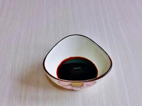 生抽与蚝油1：1放入碗中调好。
