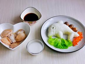 米饭用模具压好，淀粉加水化开，胡萝卜鹌鹑蛋菜心摆盘。