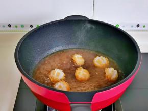 加入一小碗凉水烧开，转小火3分钟。