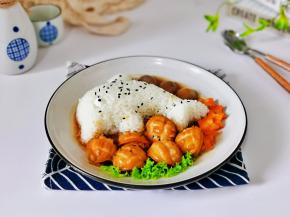 有海鲜，有蛋，有饭，还有菜。