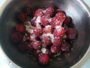 将盐水浸泡过的杨梅捞起，倒掉水，再冲洗一下，然后滤干水，用白糖腌渍一两小时。