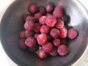 杨梅先用清水轻轻冲洗干净。