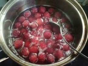 中火煮开，转小火再煮五分钟，然后关火。