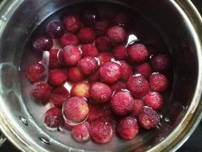 开始煮杨梅，将腌渍好的杨梅连同腌出来的汁水和还没有融化完全的糖一起倒入锅中，再加刚刚没过杨梅的水量。