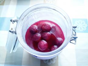 杨梅汤彻底晾凉后，用带盖子的密封罐子装好，冰箱冷藏，要吃的时候用干净的勺子捞一些出来兑点凉白开或冰水或其它饮料。