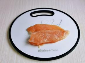 鸡胸肉洗干净去掉脂肪与肥油，再用厨房用纸擦干，从中间片开，如图，用食品叉扎出不规则洞洞眼，便于腌制时入味。