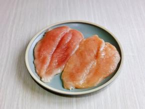 两块鸡胸肉依次做好，装入盘中。