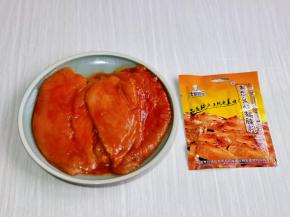 戴上食品手套，按摩鸡胸肉，每个部位都要完全吸收到腌料，盖上保鲜膜腌制30分钟。