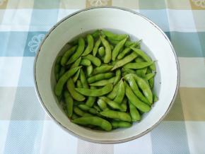 买回来的毛豆洗干净，用清水浸泡半小时。豆夹泡胀了，更好煮。