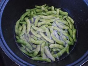将毛豆放入电饭锅中，加入没过豆夹的水。