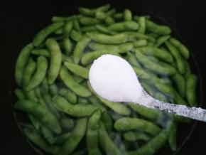 加入10克左右的盐，这个盐量淡淡的咸。电饭锅煮饭程序。