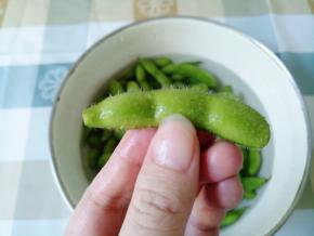 用剪刀将两头尖尖角剪掉，这样更入味，注意不要剪多了。