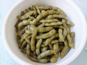 煮好后，将毛豆滤掉水，就可以吃了。喜欢吃软糯一些的，可以焖半小时，再倒出。