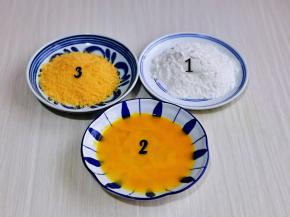 腌制好的鸡排首先沾上面粉，再裹上蛋液，最后沾满面包糠。（不清楚的可以看我标注的数字哈）