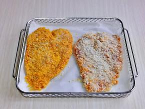 我做了一块白面包糠，一块黄面包糠，放入垫好油纸的烤网上。