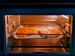 将烤网入烤箱中层。