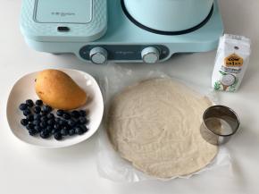 准备好食材，芒果和蓝莓洗净。