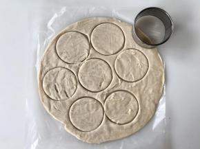 用圆形模具在手抓饼胚上压出小圆形。