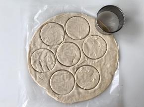用圆形模具在手抓饼胚上压出小圆形。