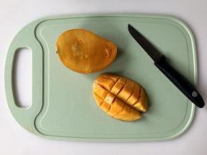 把芒果切成小块。