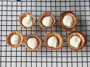 在挞底里挤入酸奶。