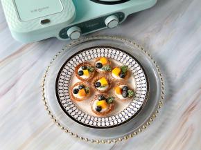 在水果挞上筛上糖霜即可。