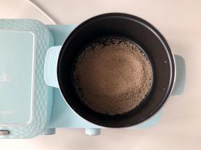 煮锅中放入西湖藕粉颗粒。