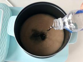 加入适量清水。