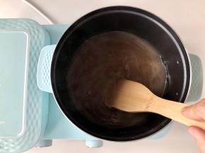 开火把水煮开，边煮边搅拌。