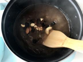 煮至透明即可关火，加入一包每日坚果。
