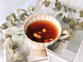 味道清甜、口感软糯的藕粉，还有坚果的丰富营养。