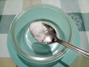 准备一个干净耐高温带盖的容器，先放大半勺的盐，以前放的盐有点多，结果发现好多盐没有融化，所以盐不需要太多。