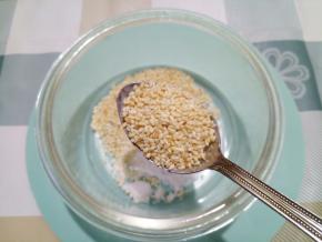 3勺熟的白芝麻。芝麻一定要熟的，这样被油一激，香味才会出来。