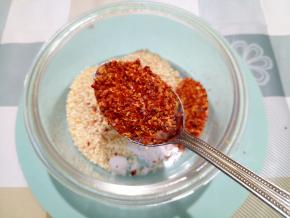 3勺粗面辣椒粉。有的做法是一半粗面一半细面，我家只有粗面，我就一直用的粗面。为