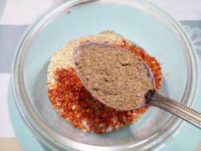 大半勺的五香粉。这个增加一点辣椒油的香味，但是又不会很浓，不会影响后期做菜的各种调味。